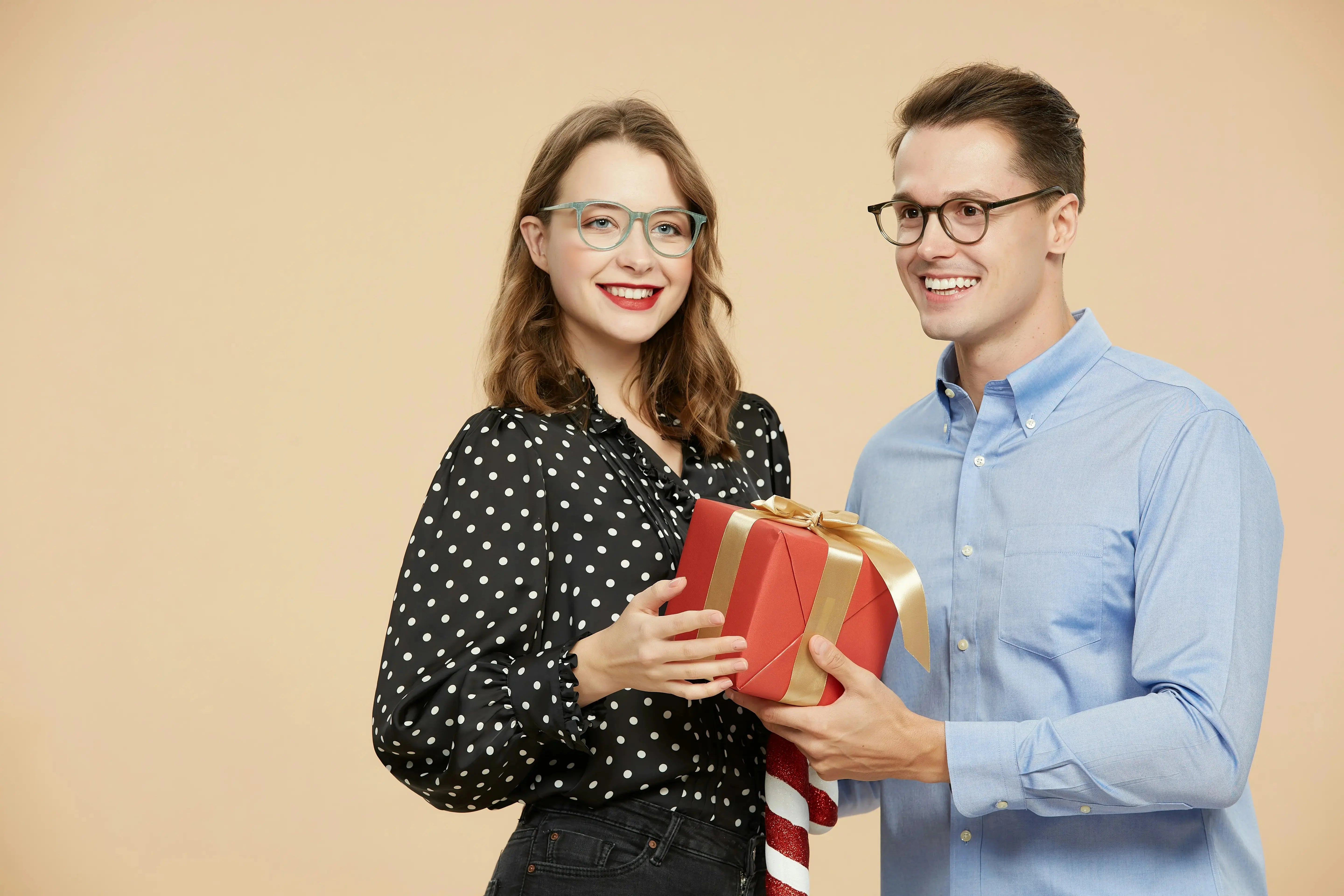 How to Show Appreciation at Work Without Being Awkward (UK Workplace Culture) - ImaniGifts