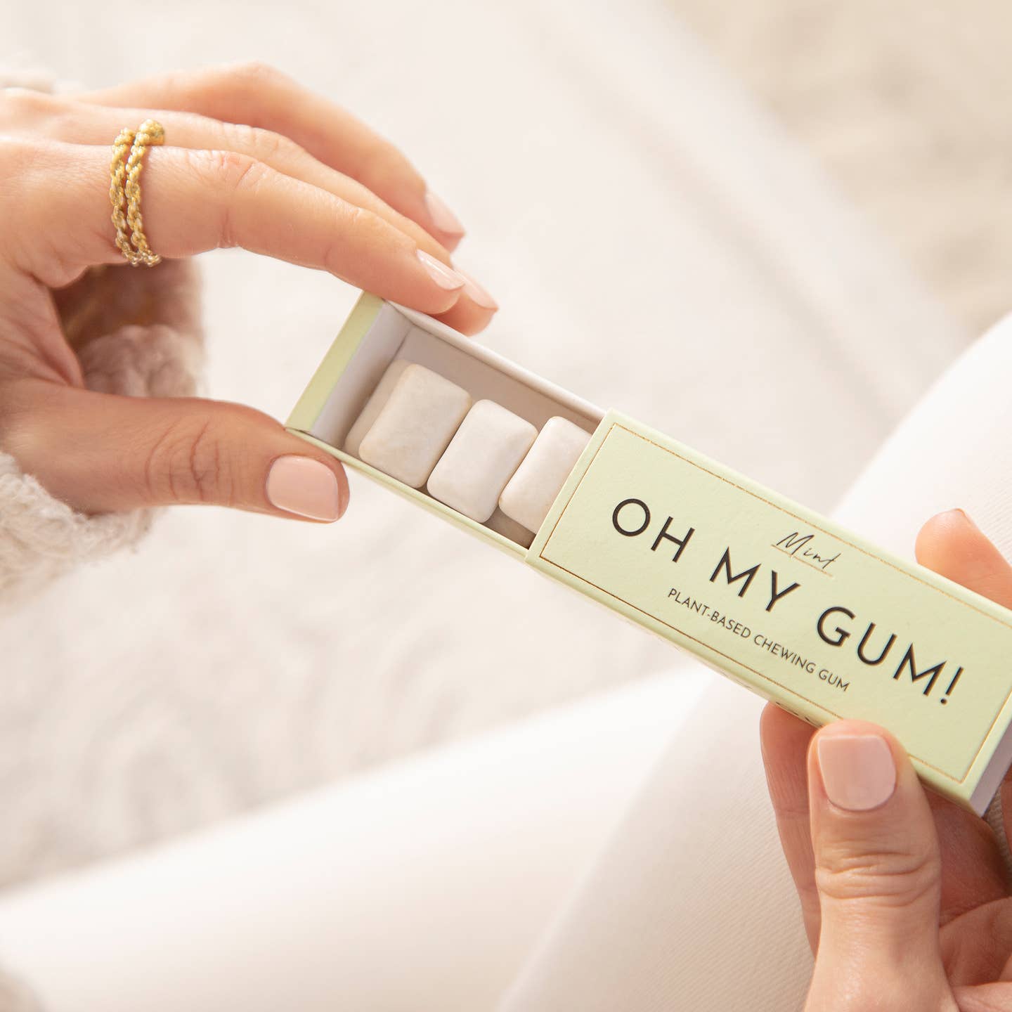 Plastic-free natural chewing gum gift with cool mint flavor